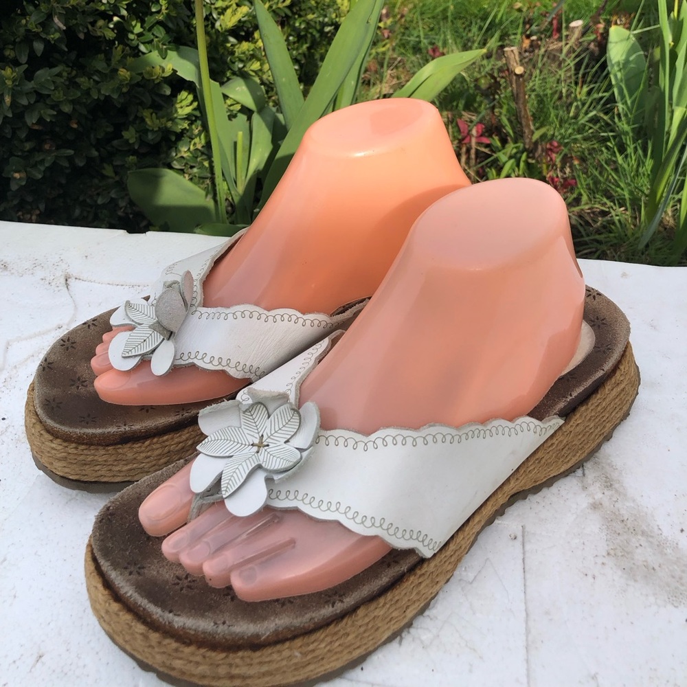 Hokus Pokus Women’s White Floral-Accent Platform Flip Flop Sandals Size 10